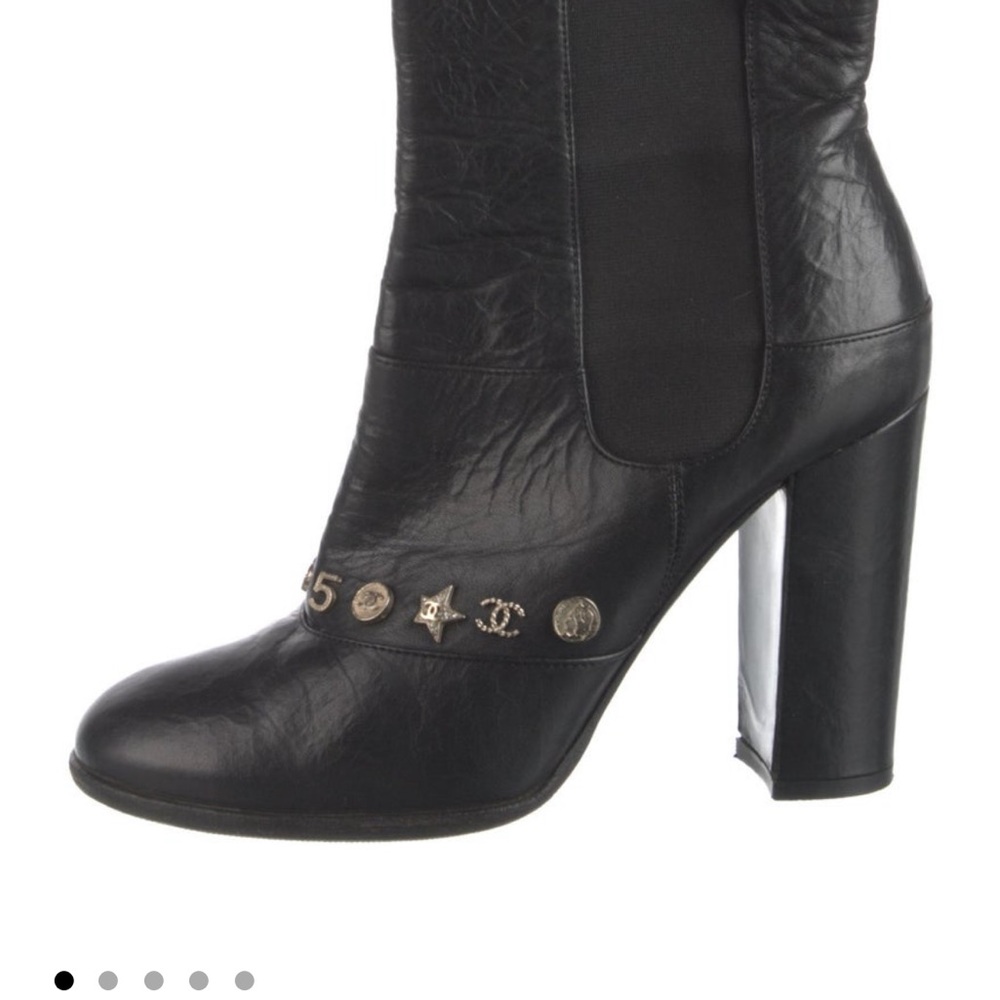 Chanel interlocking CC black leather Chelsea boots with charms
